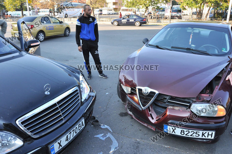 Мерцедес и Алфа катастрофираха до автогарата, водачите спорят за предимство