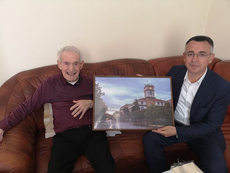 Изобретателят на пеещия градски часовник посрещна в дома си инж. Хасан Азис 