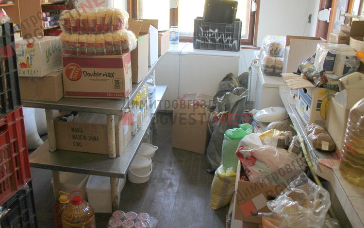 Даренията на димитровградчани трогнаха стотиците приютени хора от отец Иван в Якимово