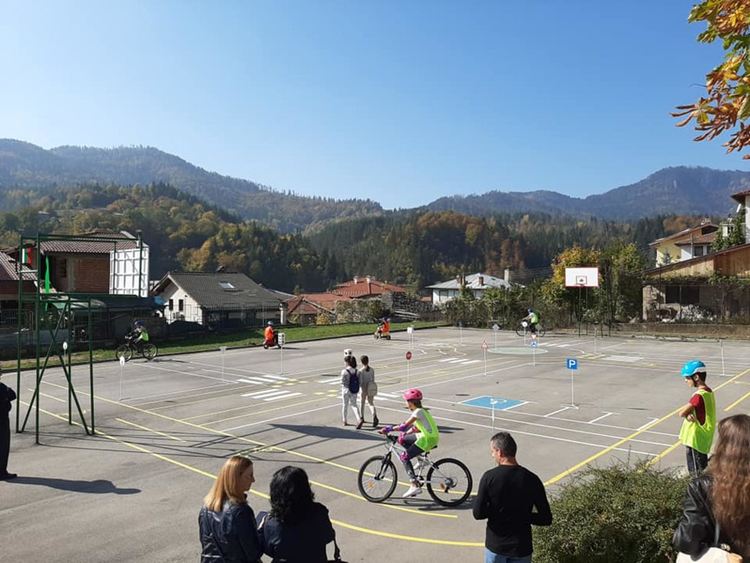 В Смолян е първото в страната уникално съоръжение с електромобил, мотопед и светофар, учи децата на безопасно движение