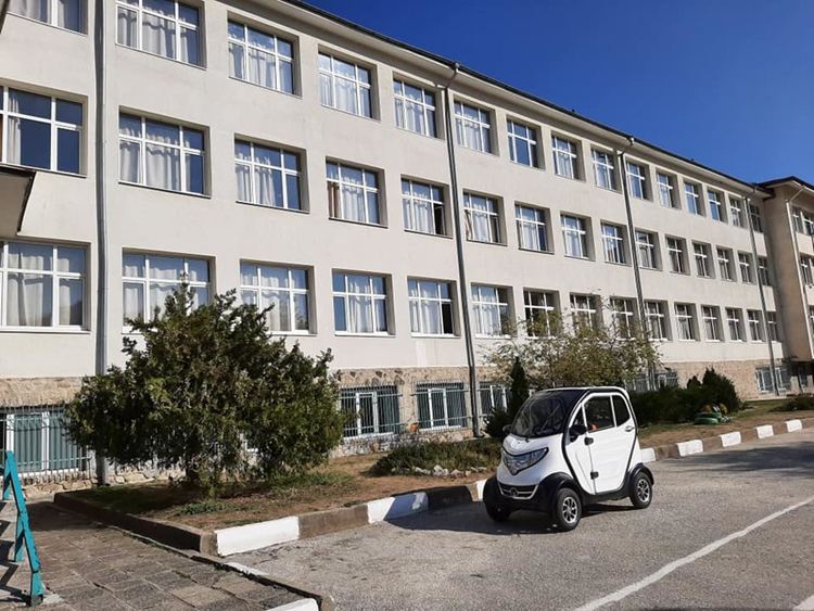 В Смолян е първото в страната уникално съоръжение с електромобил, мотопед и светофар, учи децата на безопасно движение