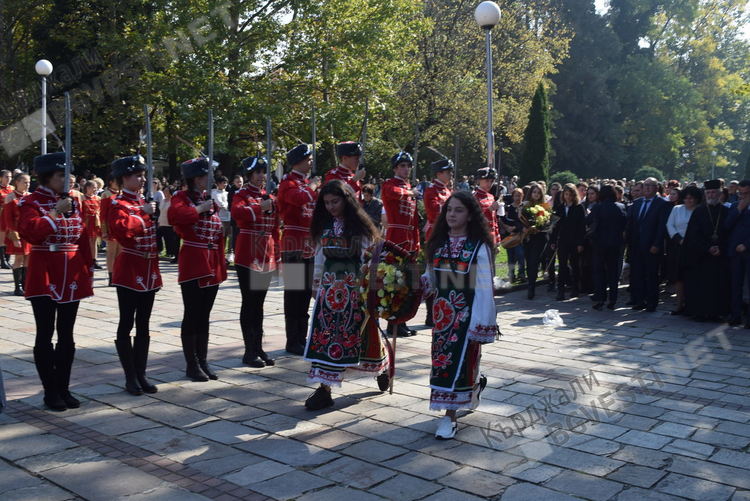 37 венци бяха поднесени пред Паметника на Освободителите в памет на 10108 воини от Хасковския отряд