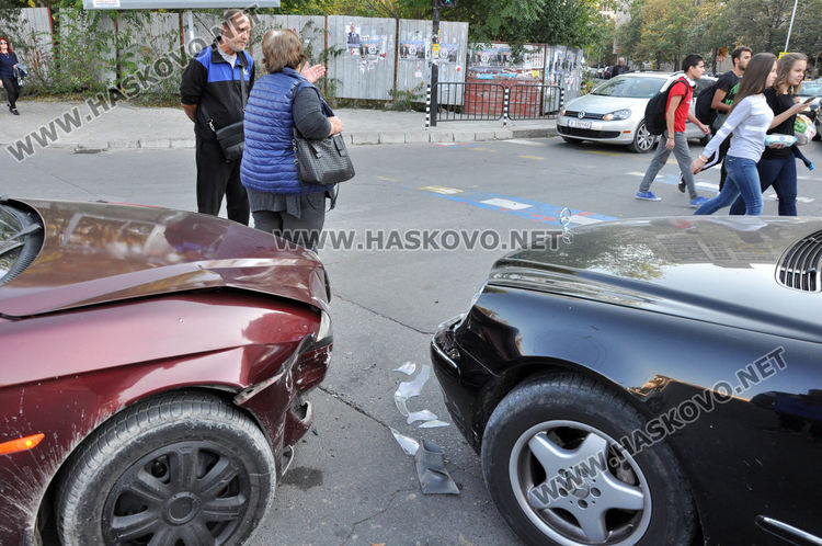 Мерцедес и Алфа катастрофираха до автогарата, водачите спорят за предимство