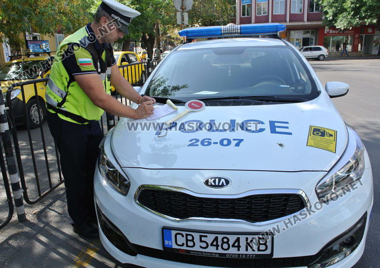 Задържаха 28-годишен да кара без книжка, с незаконни табели и с наркотици