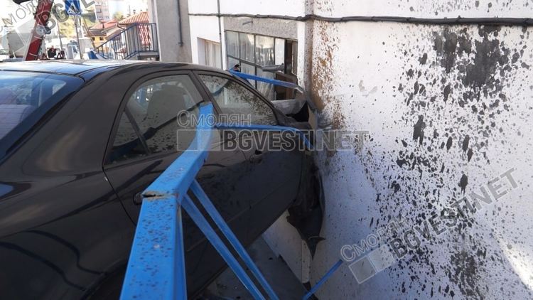 "Мазда" се заби в къща в Смолян, шофьорката с леки наранявания