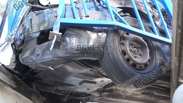 "Мазда" се заби в къща в Смолян, шофьорката с леки наранявания