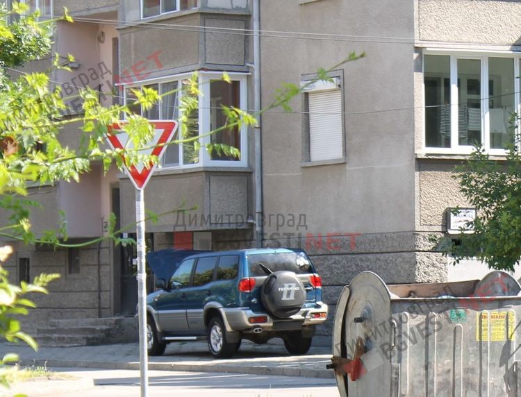Паркирани автомобили по ул. Д. Димов