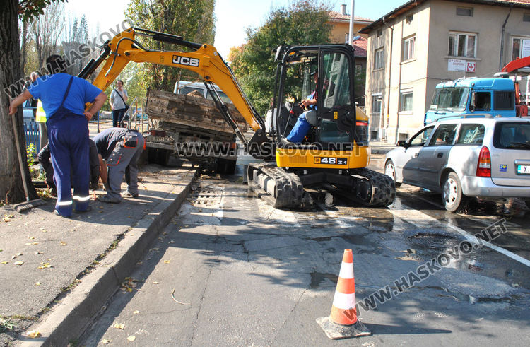 Разкопаване за газификацията затрудни движението край реката, бликна и вода
