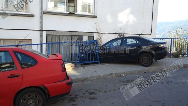 "Мазда" се заби в къща в Смолян, шофьорката с леки наранявания