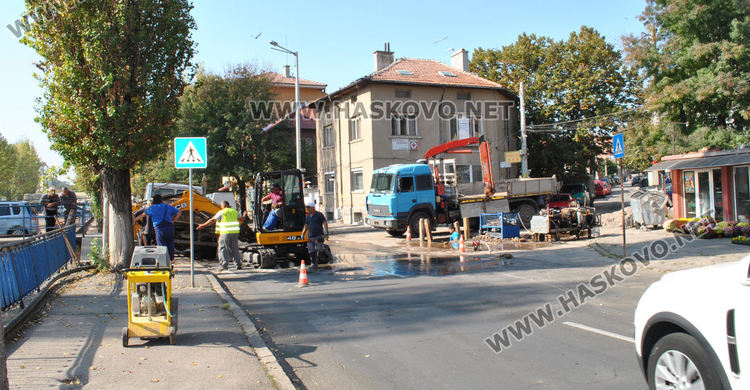 Разкопаване за газификацията затрудни движението край реката, бликна и вода