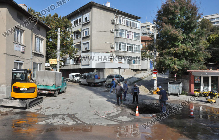 Разкопаване за газификацията затрудни движението край реката, бликна и вода