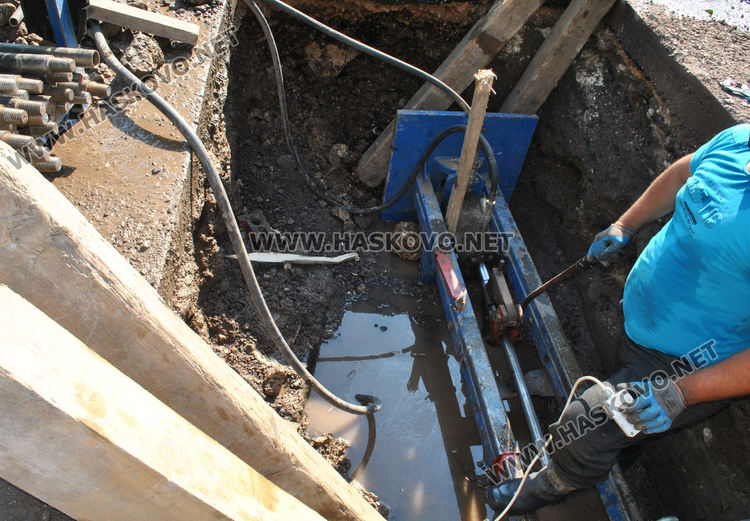 Разкопаване за газификацията затрудни движението край реката, бликна и вода