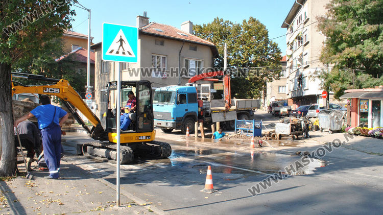 Разкопаване за газификацията затрудни движението край реката, бликна и вода