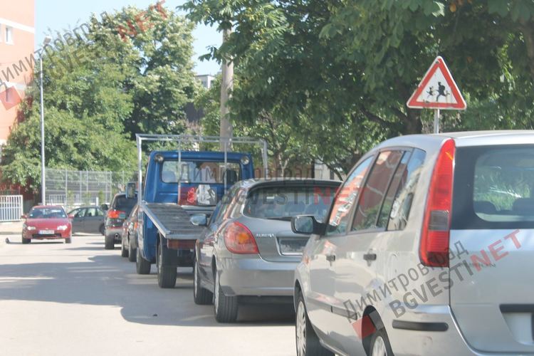 Паркирани автомобили по ул. Д. Димов 1