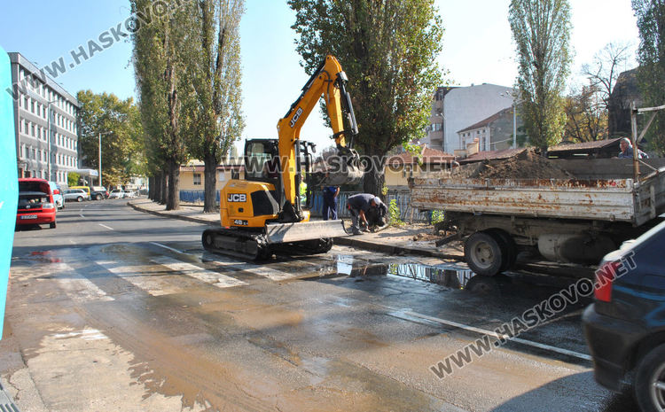 Разкопаване за газификацията затрудни движението край реката, бликна и вода