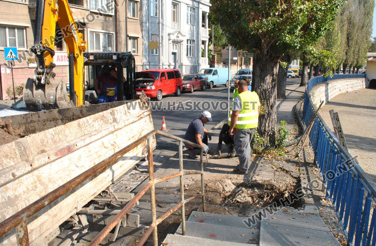 Разкопаване за газификацията затрудни движението край реката, бликна и вода