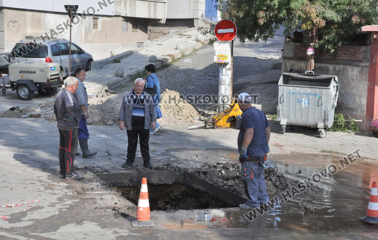 Разкопаване за газификацията затрудни движението край реката, бликна и вода