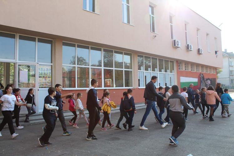 По план: евакуираха 700 ученици заради пожар