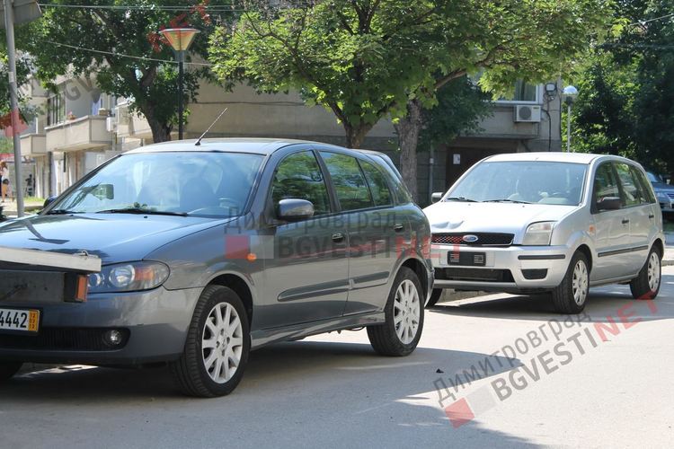 Паркирани автомобили по ул. Иван Вазов 