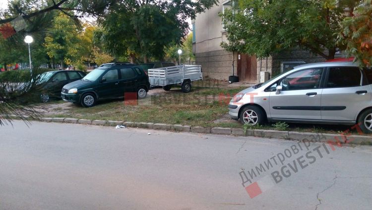 Паркирани автомобили по ул. Иван Вазов - снимка фейсбук