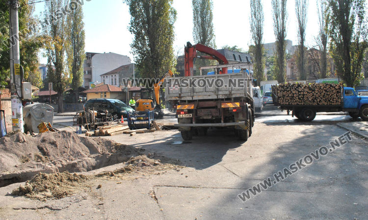 Разкопаване за газификацията затрудни движението край реката, бликна и вода