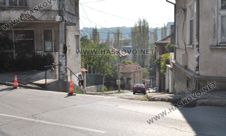 Разкопаване за газификацията затрудни движението край реката, бликна и вода