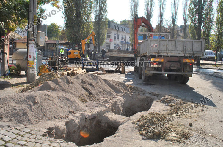 Разкопаване за газификацията затрудни движението край реката, бликна и вода