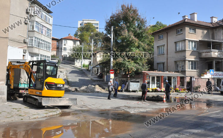 Разкопаване за газификацията затрудни движението край реката, бликна и вода