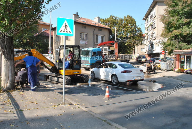 Разкопаване за газификацията затрудни движението край реката, бликна и вода