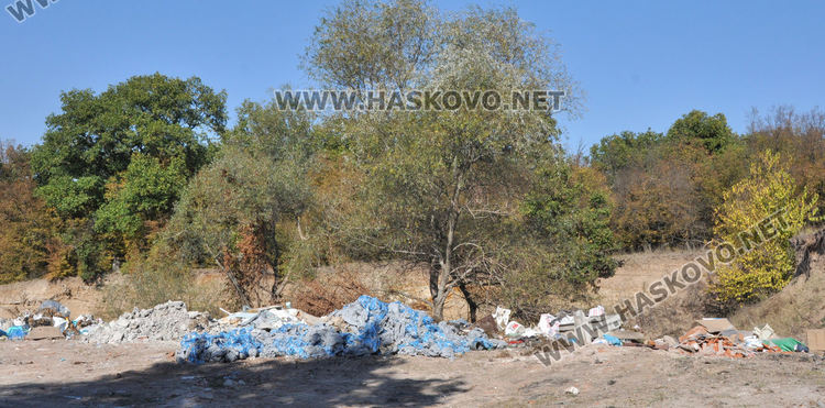 Купища строителни и битови отпадъци изхвърлени край Татарево