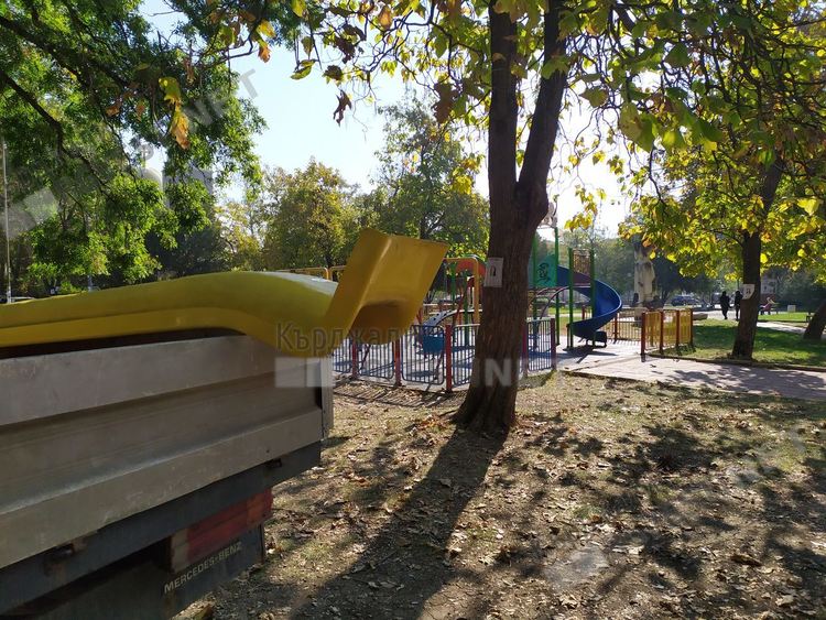 Ремонтират детските площадки в Кърджали