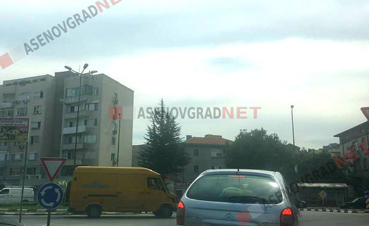 Учебна кола катастрофира на кръговото на "Цар Иван Асен ІІ" и "Васил Левски"