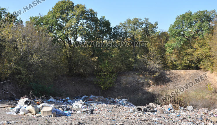 Купища строителни и битови отпадъци изхвърлени край Татарево