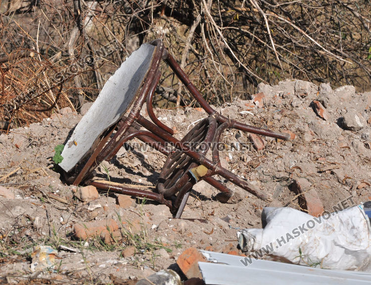 Купища строителни и битови отпадъци изхвърлени край Татарево