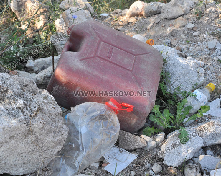 Купища строителни и битови отпадъци изхвърлени край Татарево