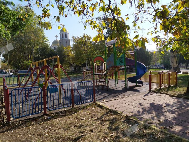 Ремонтират детските площадки в Кърджали