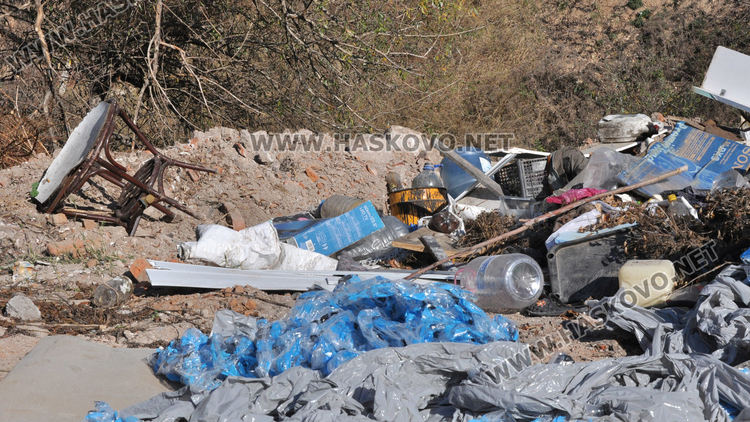 Купища строителни и битови отпадъци изхвърлени край Татарево