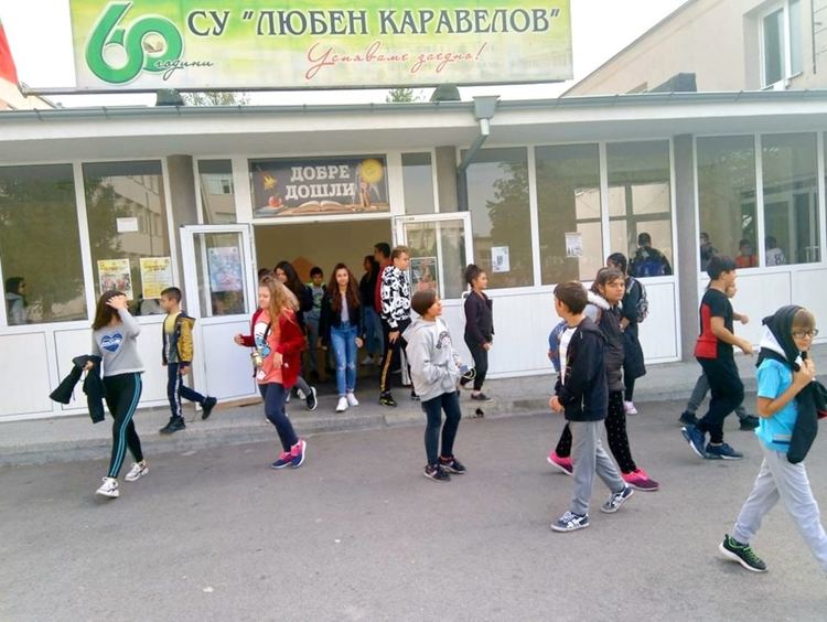 По тревога изведоха каравеловци извън училището