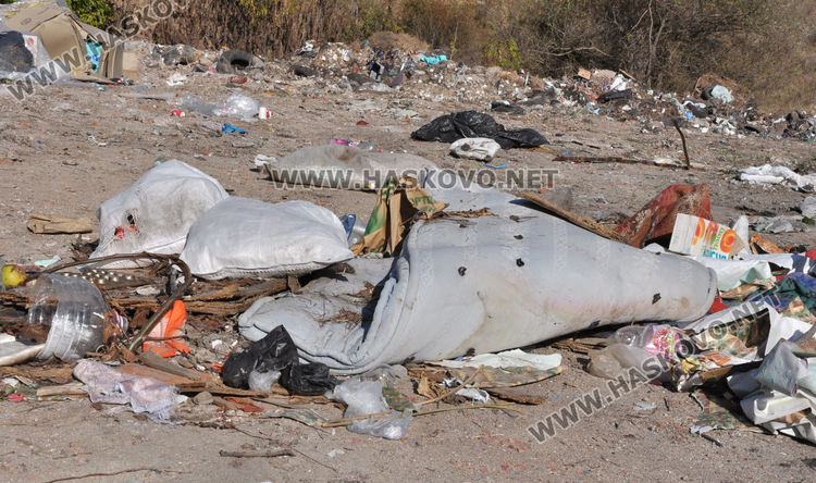 Купища строителни и битови отпадъци изхвърлени край Татарево