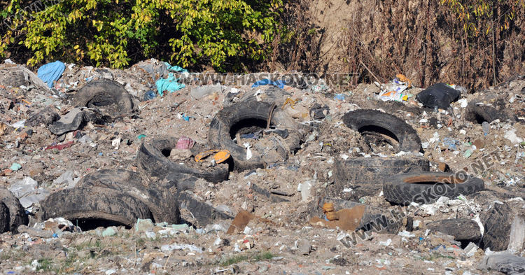 Купища строителни и битови отпадъци изхвърлени край Татарево