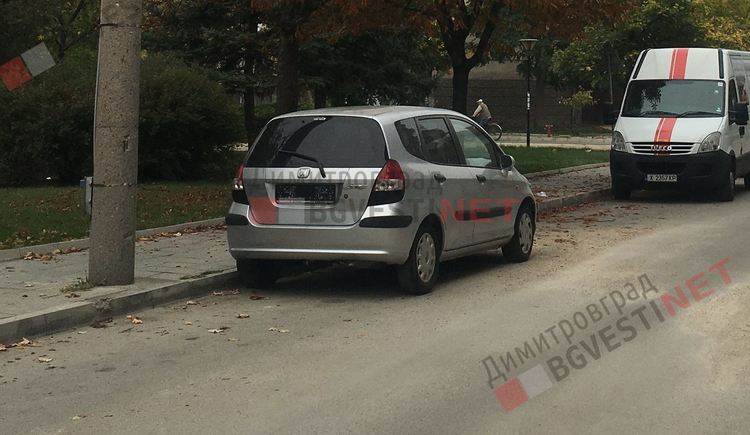 Кола без номера на улицата