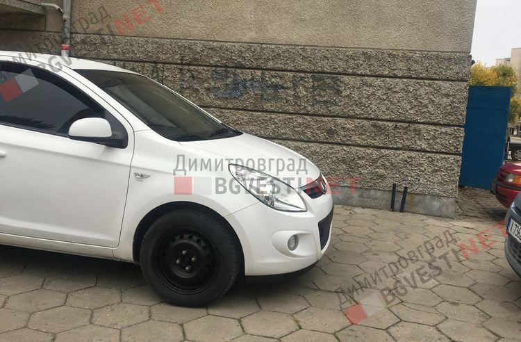 Кола без номера до блока на мястото на колата от обявата, показана в видеото