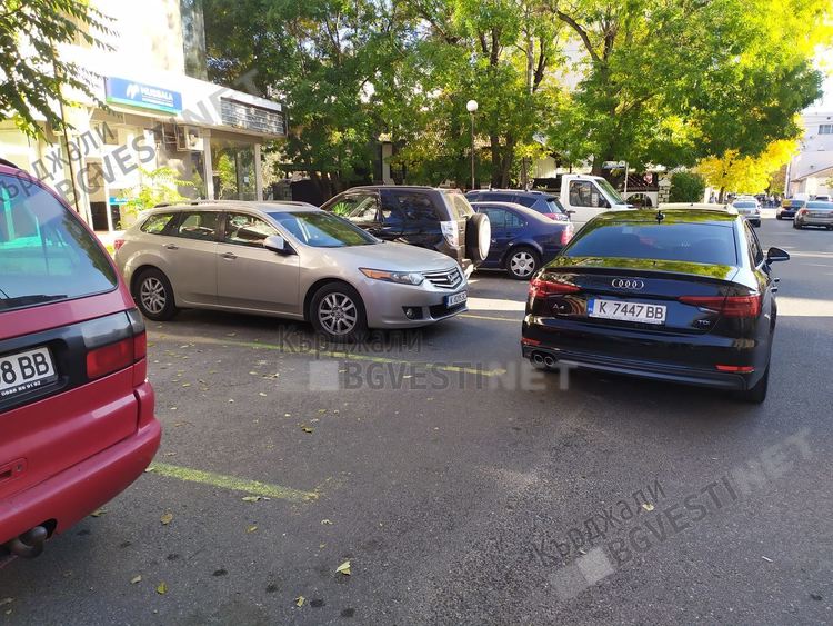 Нова мода и в Кърджали-затапват паркирали автомобили зад пощата