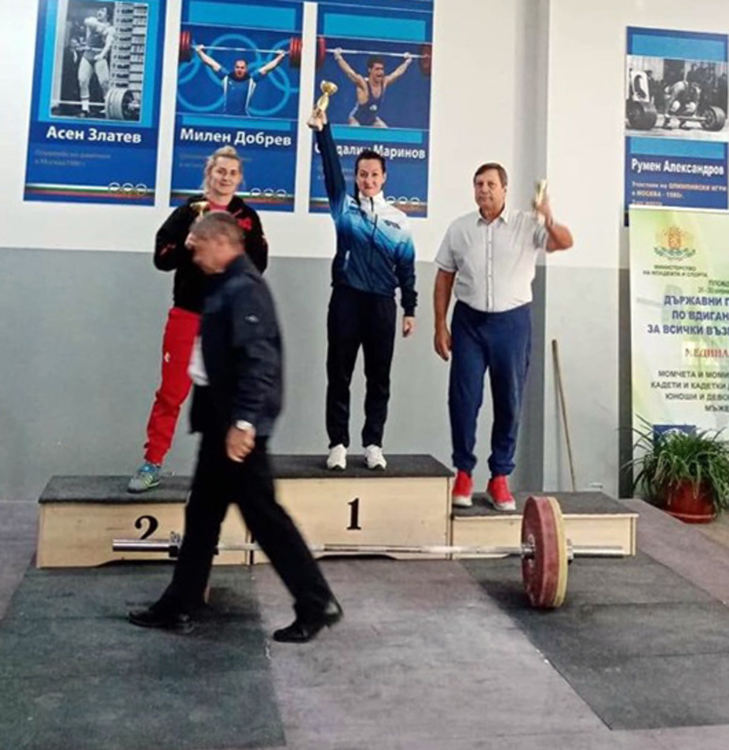 3 републикански рекорда и шампионска купа за хасковските щангистки