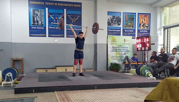 3 републикански рекорда и шампионска купа за хасковските щангистки