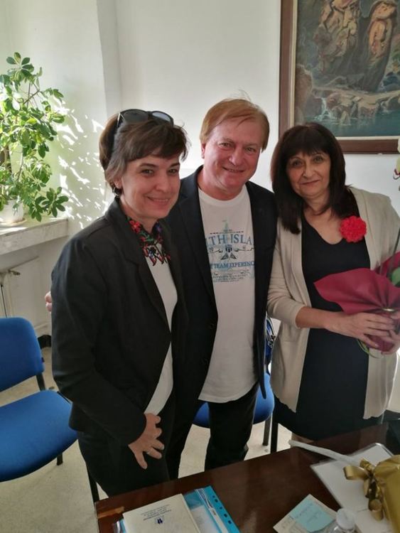 Здравка Манолова пое Синдикат „Образование“ в Първомай