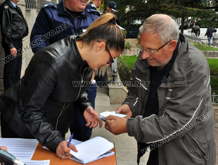 Секционните избирателни комисии прибраха бюлетините за местния вот