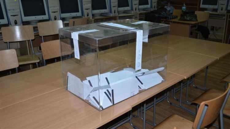 Полицията "изведе" бус с плакати на голяма партия пред секция в Смолян