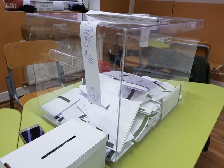 Почти половината от имащите право на глас са отишли да гласуват