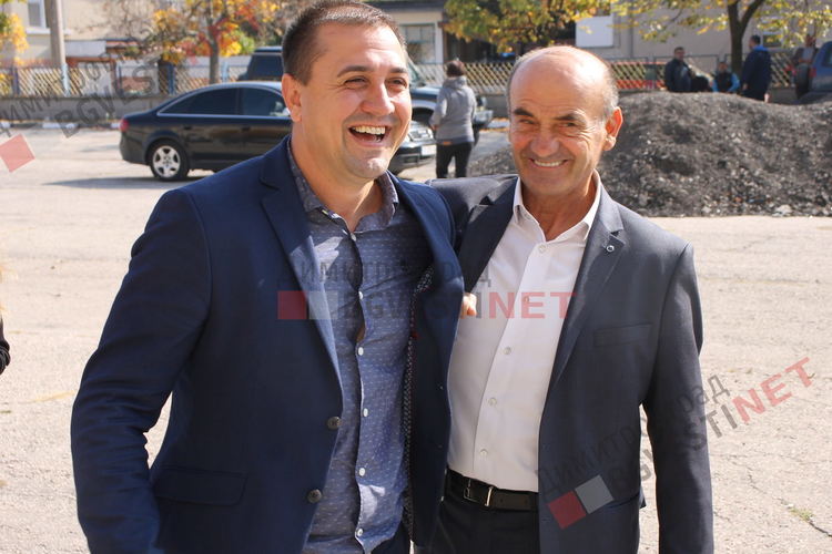 С добро настроение, прегръдка и добри думи се срещнаха пред урната кандидатите за кмет на с. Добрич